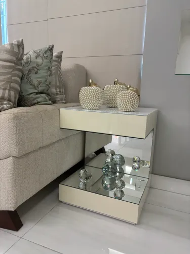 2 Mesas Lateral Espelhada com Laca Brilhante - Design Moderno e Sofisticado