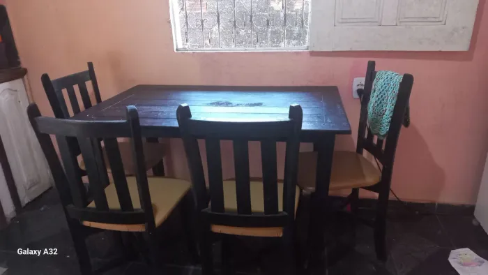 Mesa com 4 cadeiras