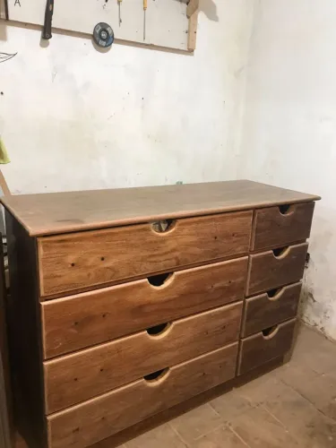 Cômoda de madeira de lei