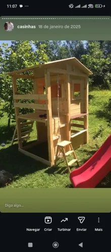 Casinha de madeira rústica com playground suspensa