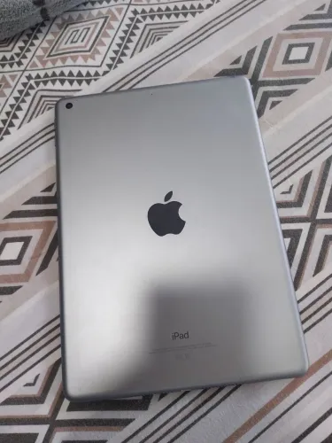 iPad 6ª geração, 32gb + case preta + com acessórios