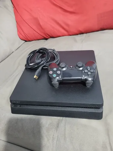 Vendo ps4 super eslin vai com  2 comtroles e uns 4 jogos preço 1.250 