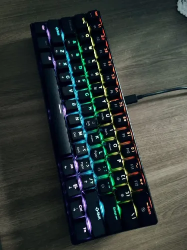 ? VENDO: Teclado Mecânico K61 (Switch Azul) - Estado de Novo!<br>Acompanha caixa dele