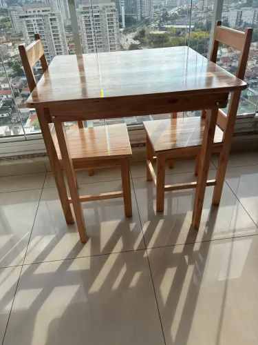 Mesa com 2 cadeiras.