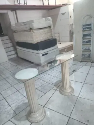 (Cód 013) Aparador Romano com mesa de vidro e duas colunas em Gesso