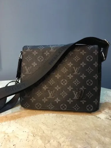 Bolsa Messenger Monograma Louis Vuitton LV Preta Masculina Unissex