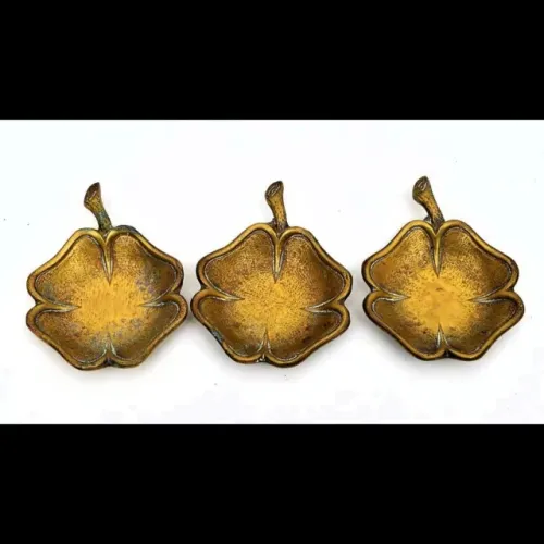 Trio mini petisqueira em bronze dourado maciço feitio de trevo quatro folhas*