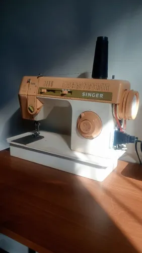 Máquina de costura Singer 43 facilita, funcionando com a manutenção em dia, com acessorios