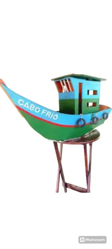 Antigo barco decorativo de madeira com a escrição Cabo Frio