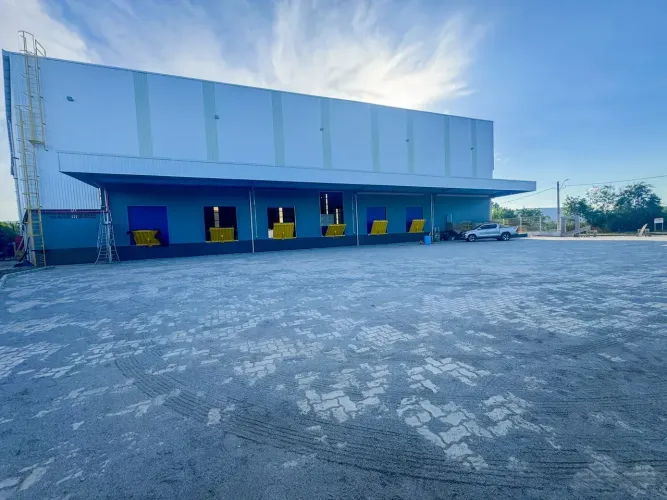 Alugo  CIVIT II | 3.100m² Construídos  6 Docas   Pé-direito 14,5m  29 Vagas privativas