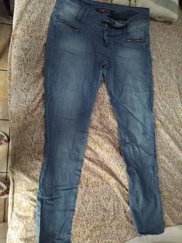Vendo calça jeans escuro. Usada somente uma vez. Veste super bem no corpo.Tem conversa