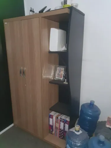 armário de escritório alto com duas portas e estante lateral integrada
