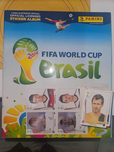 Álbum copa de 2014 com 100 figurinhas para colar