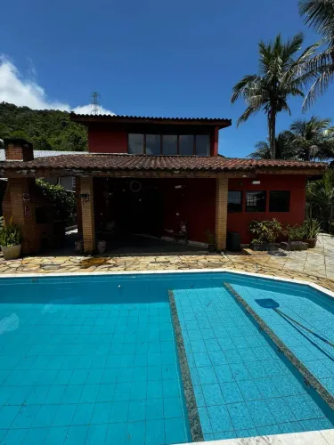 Casa à Venda na praia de Maresias com piscina