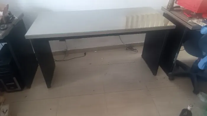 Birô com tampa de vidro para proteção