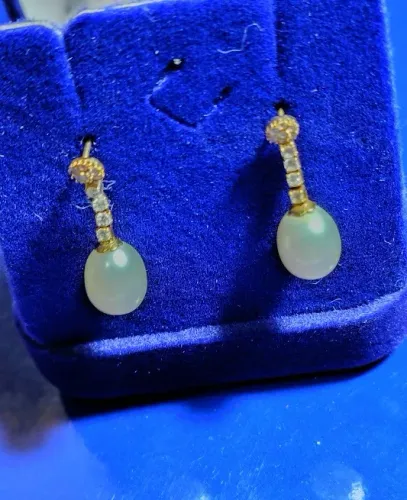 Brinco Pérola 7 mm Diamantes 0.5 mm Ouro Branco 18 Kilates Peso 2.10 Gramas 22 mm