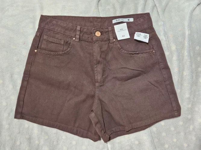 SHORT REGULAR EM SARJA COM CINTURA ALTA E BOLSO FACA MARROM