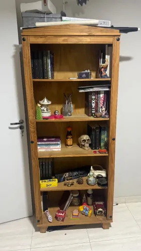 Estante de livros de madeira