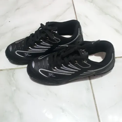 Aproveite que só te essa vendo essa linda chuteira preta semi nova toda costurada T 34
