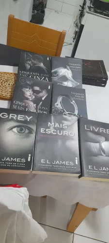 Saga Cinquenta Tons de Cinza completa,na versão masculina e na versão feminina.