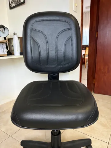Cadeira giratória + apoio de pé ergonômico