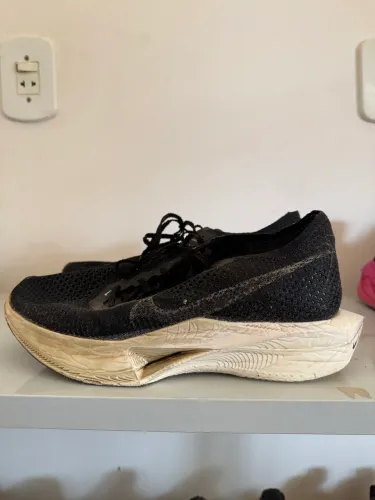 Nike Vaporfly preto/dourado 42