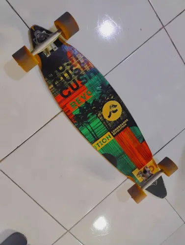 Vendo ou troco Longboard com rolamentos mosca 71mm... Modelo 77A