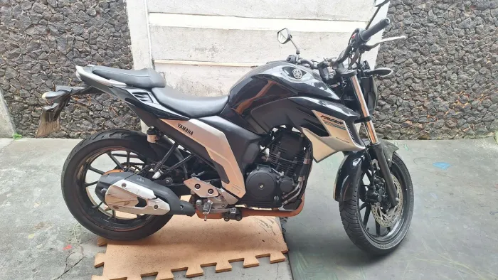 YAMAHA FZ 25 / FAZER 250