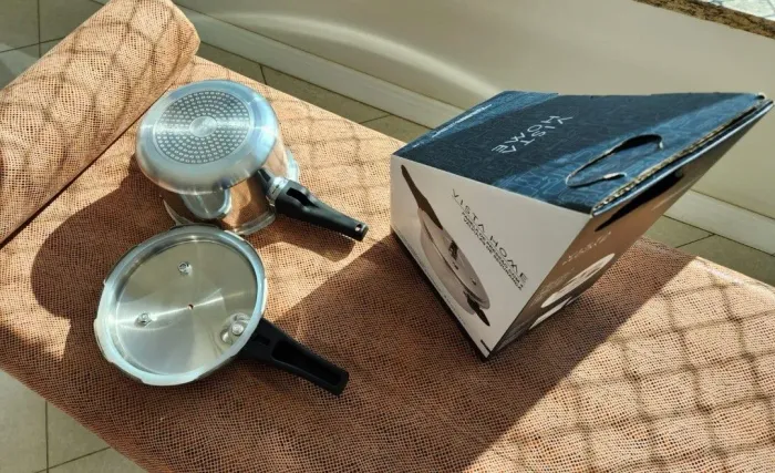 Panela pressão 4,2 litros com revestimento cerâmico.