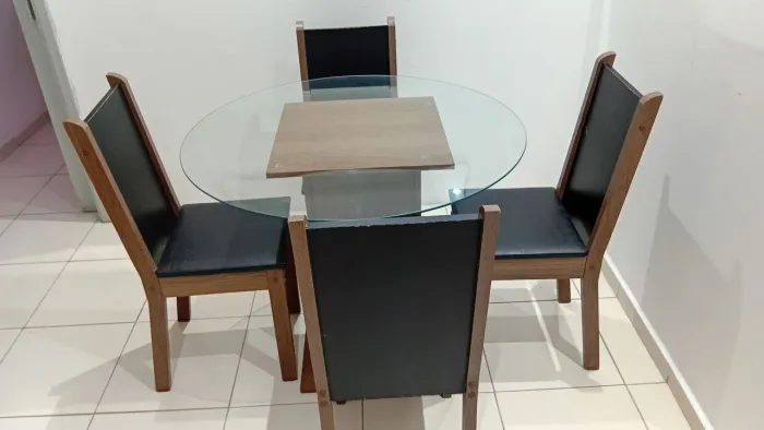 Conjunto de mesa com 4 cadeiras