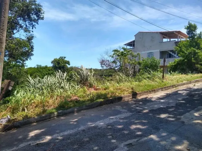 TERRENO EM CONDOMÍNIO FECHADO COM 700M² - CABO FRIO/RJ