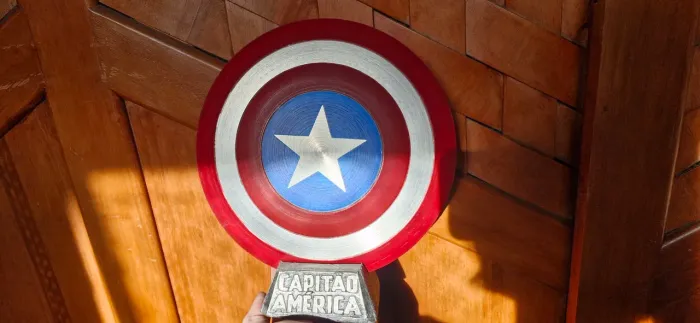 Centro de mesa escudo Capitão América colecionável Marvel 