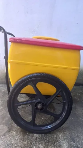 Carrinho de Picolé acompanhado das placas de Gel. Obs.: precisa trocar a câmara de ar
