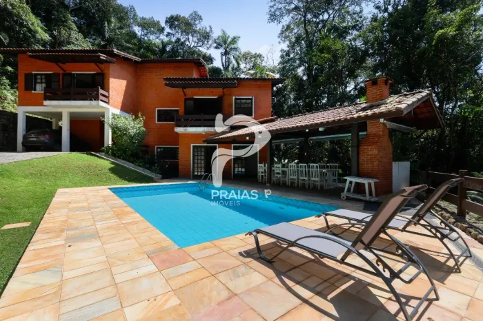 Vida solar no Iporanga, Guarujá, uma casa ampla e completa perto da praia