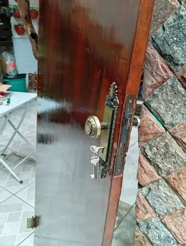Vendo porta de madeira 70cm.