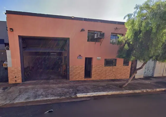 Barracão para alugar com mezanino na rua São Salvador no Centro de Londrina Pr