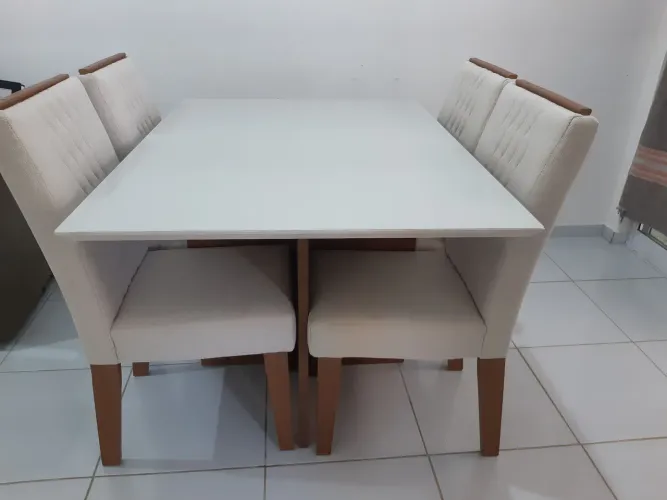 Mesa de Jantar com 4 Cadeiras Tampo de Vidro Praticamente Nova
