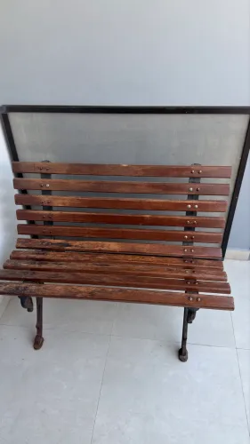 Banco de Madeira Maciça com Pés de Ferro - Resistente