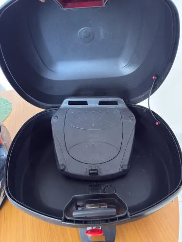 Vendo capacete e baú para moto