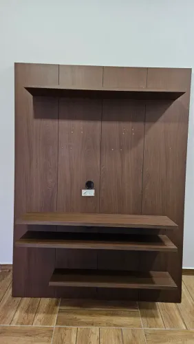 Painel para TV até 65" Amadeirado c/ Passa-Fio e 4 Prateleiras
