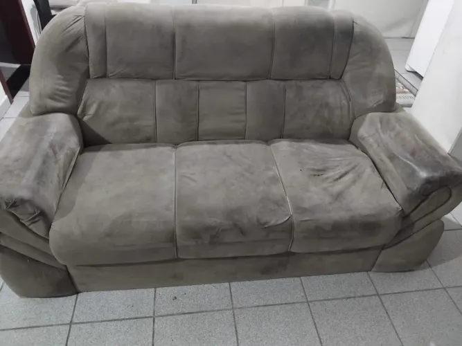 Sofá 3 lugares usado com marcas de uso