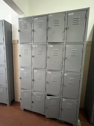 Roupeiro em aço com 16 portas