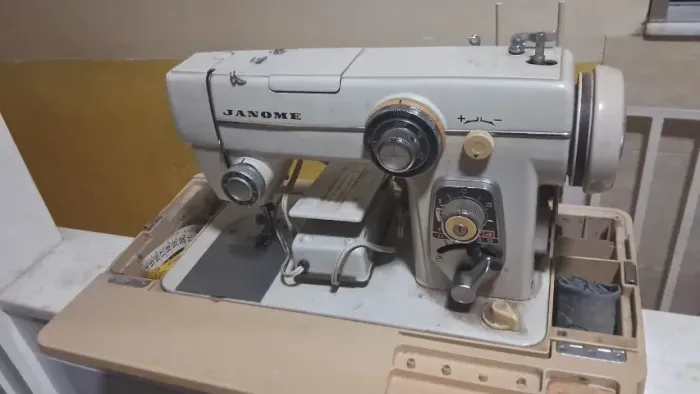 MÁQUINA DE COSTURA ELÉTRICA VINTAGE- POTÊNCIA E ESTILO! 