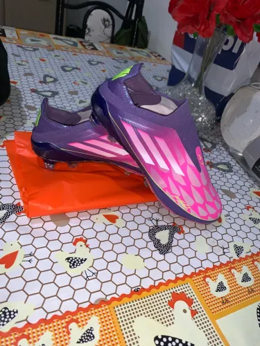 Vendo chuteira adidas, edição lamine yamal, número 39,40! já vem com a costura,
