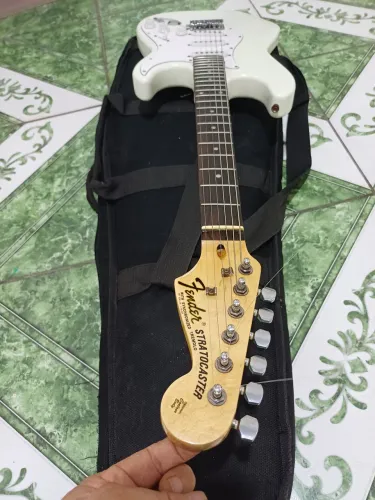 2 Guitarras modelo fender 