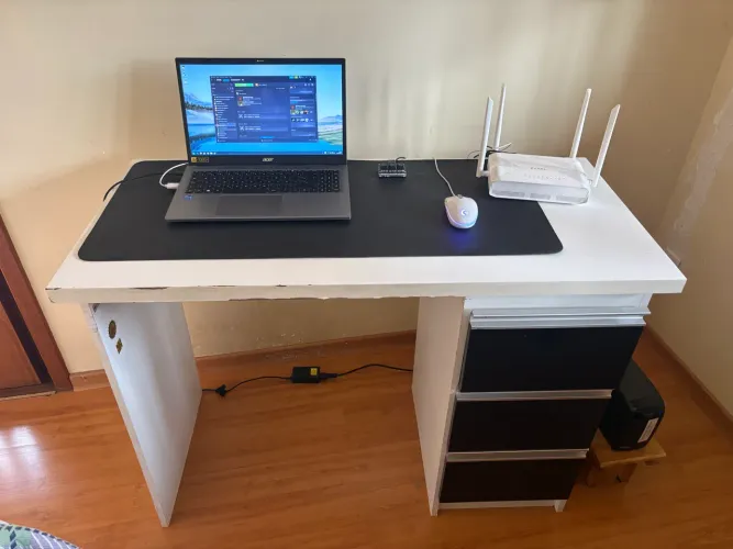 Mesa de estudos MDF branco com preto três gavetas