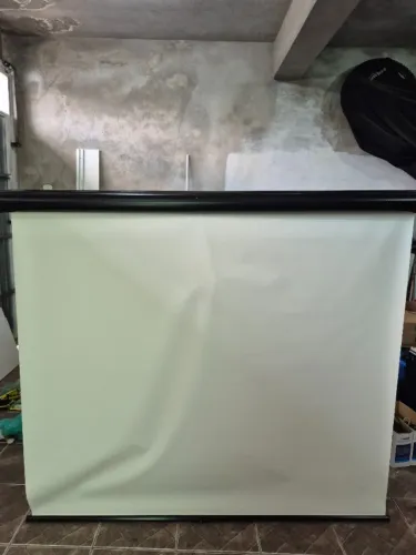 Tela de Projeção Retrátil Telastec 1,50m x 1,30m (70 Polegadas) de parede