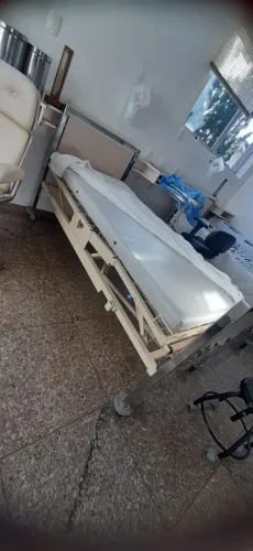 Cama hospitalar com regulagem de altura + colchão e uma grade