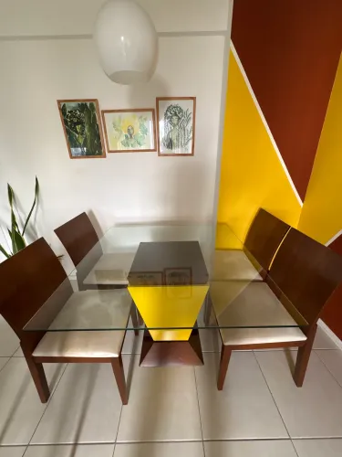 Conjunto de mesa e cadeiras