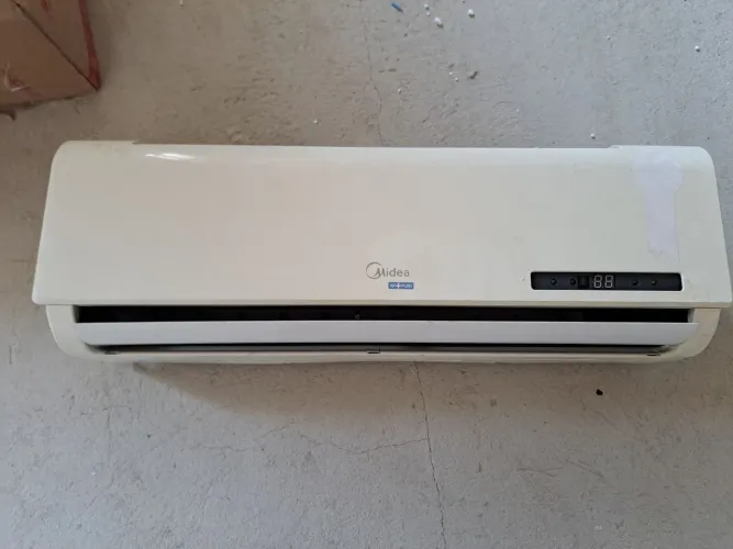 Ar condicionado Midea com defeito
